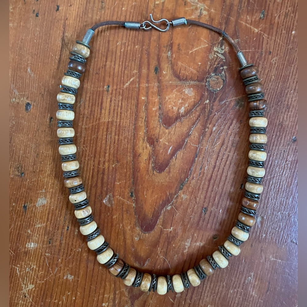 Wood & metal leather-strung necklace - Picture 4 of 5